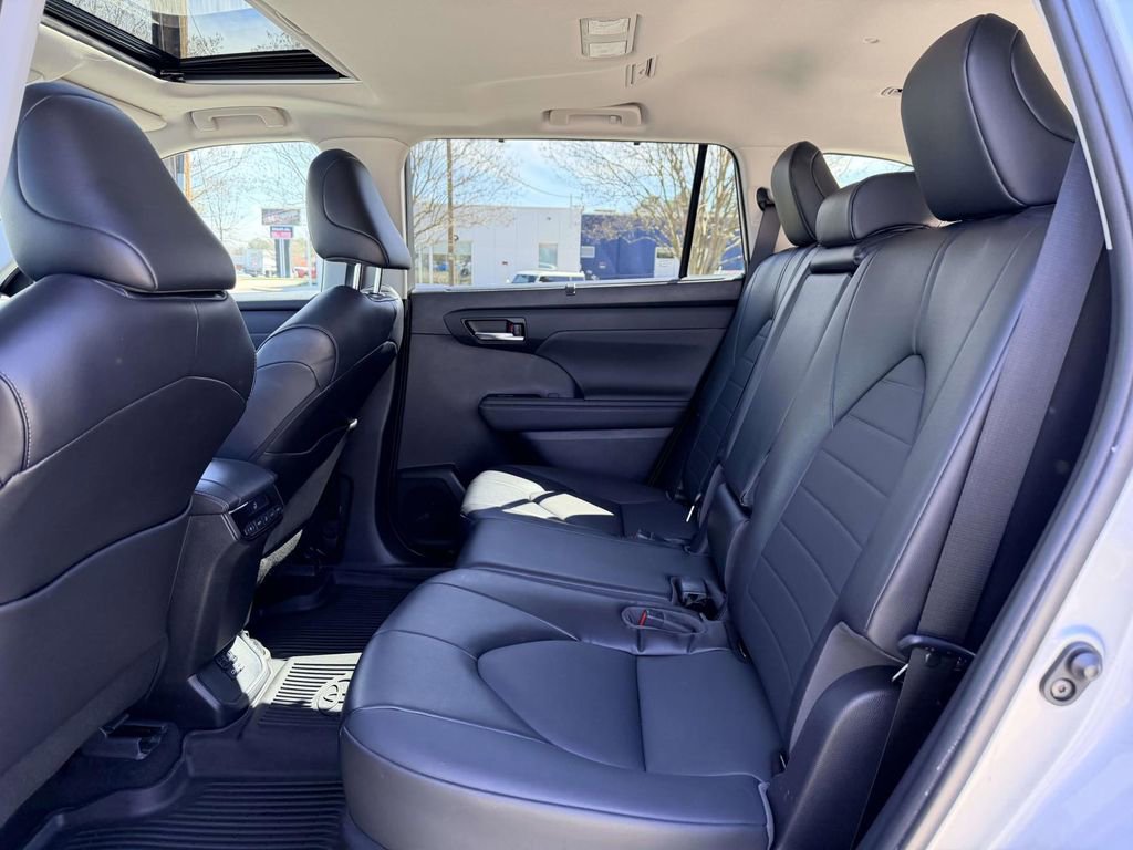 Used 2022 Toyota Highlander XLE image 16