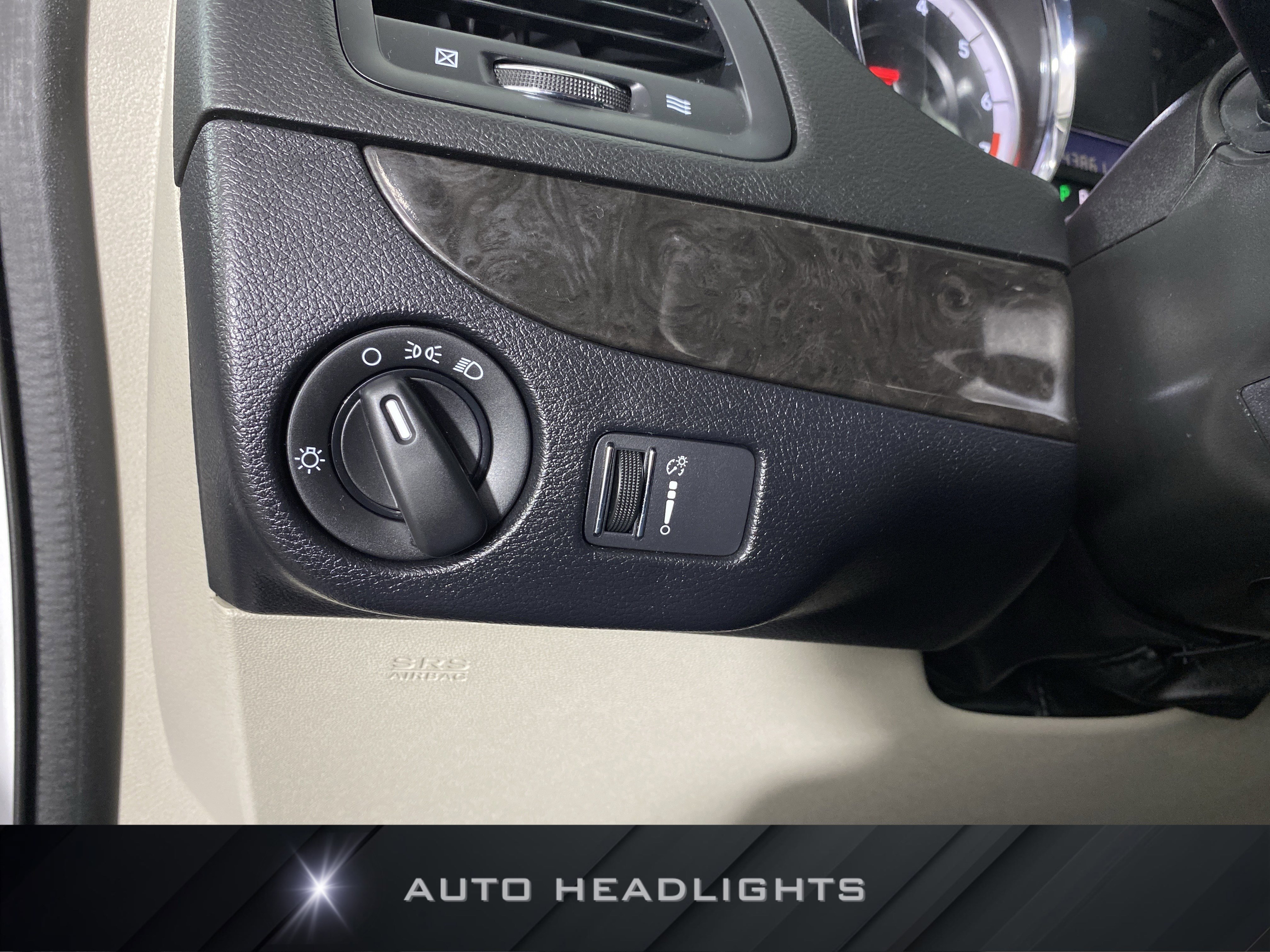 Used 2018 Dodge Grand Caravan SE w/ UConnect Hands-Free Group image 22