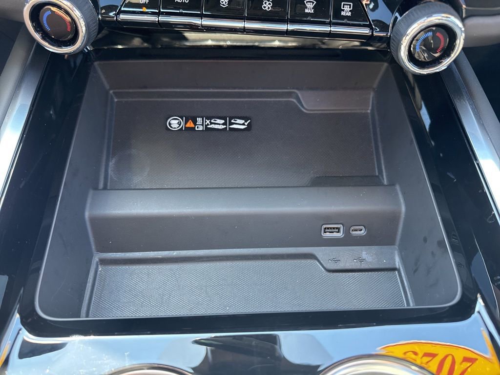 Used 2025 Chevrolet Tahoe High Country AWD/4WD image 18