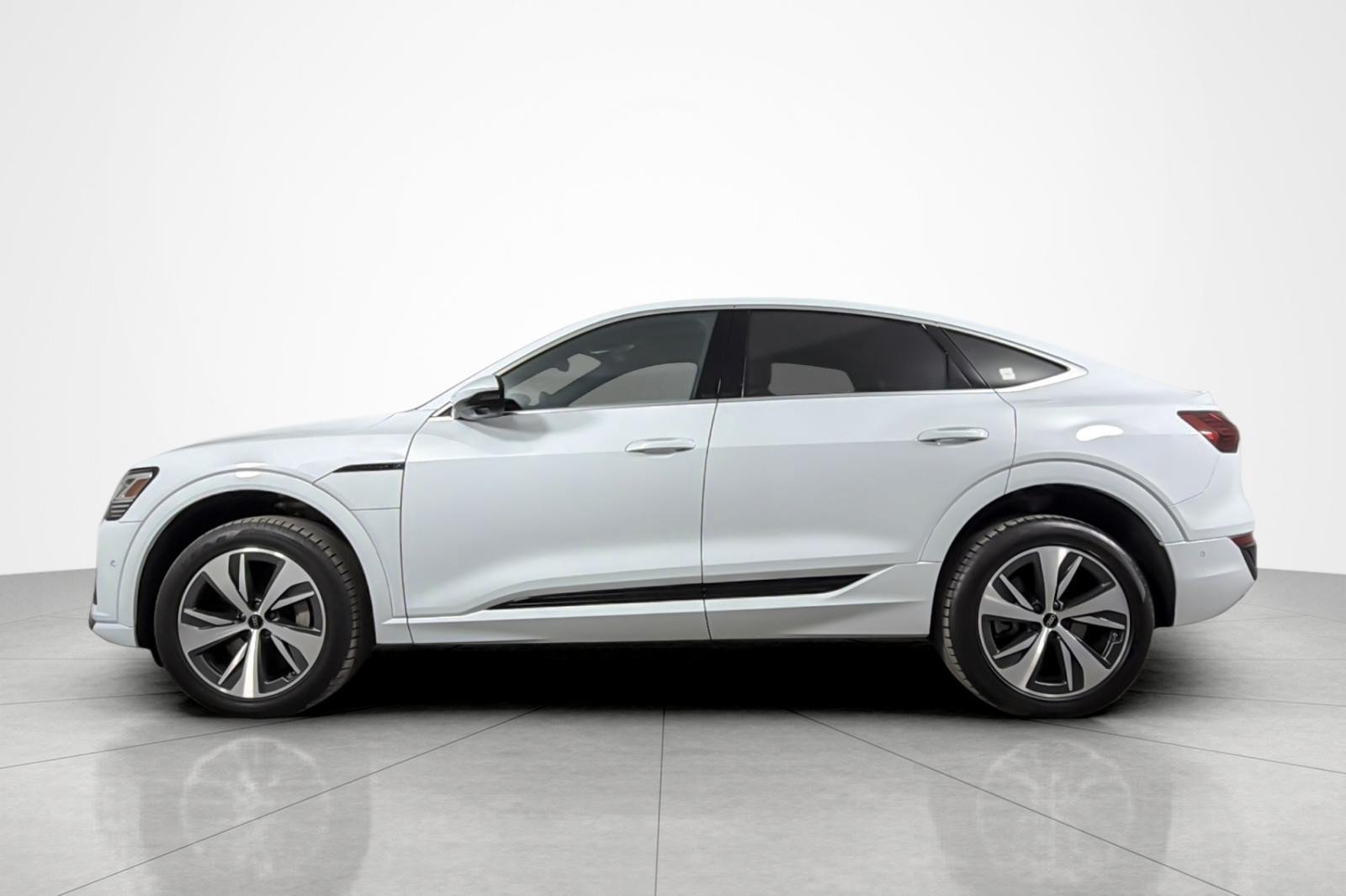 Used 2024 Audi Q8 e-tron Premium Plus w/ Premium Plus Package AWD/4WD image 2