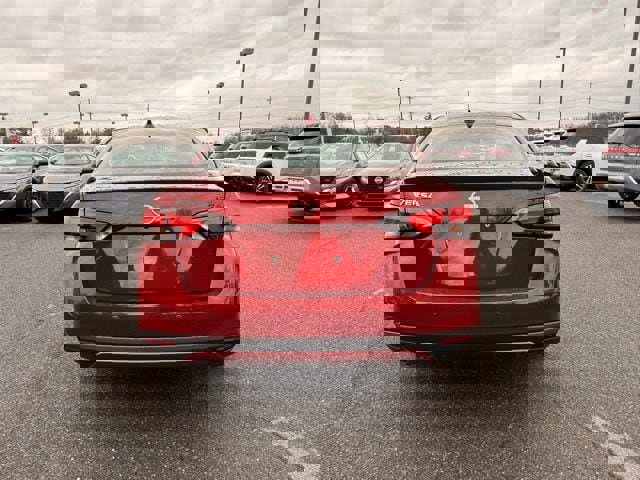 New 2025 Nissan Versa SR w/ Trunk Package image 6