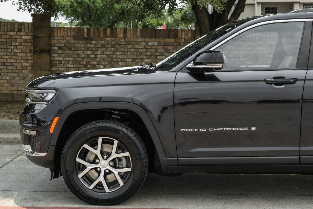 Used 2023 Jeep Grand Cherokee L Limited w/ Luxury Tech Group II AWD/4WD image 21