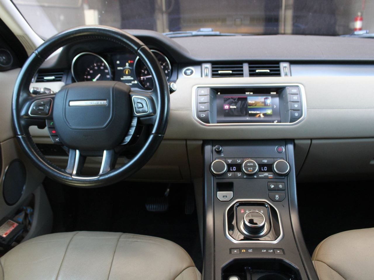 Used 2019 Land Rover Range Rover Evoque SE AWD/4WD image 21