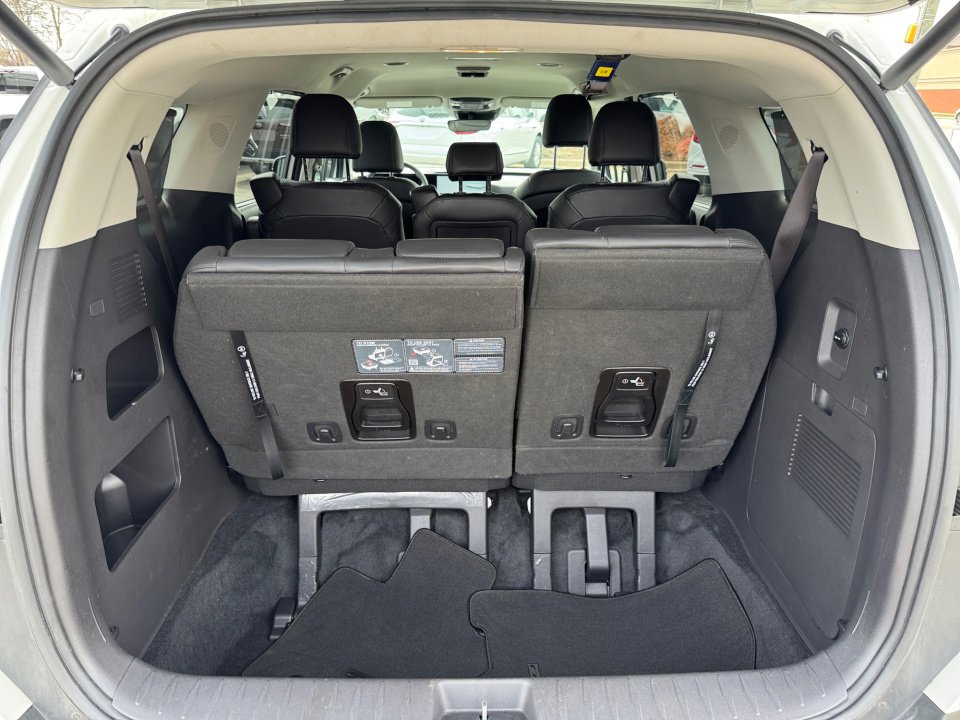Used 2025 Kia Carnival EX FWD image 18