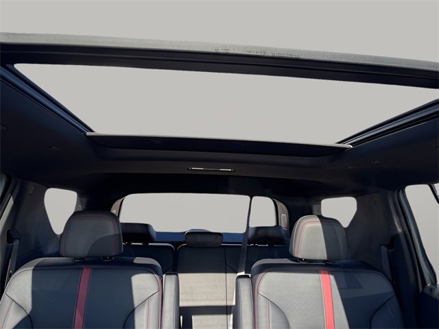 Used 2025 Chevrolet Traverse RS image 15