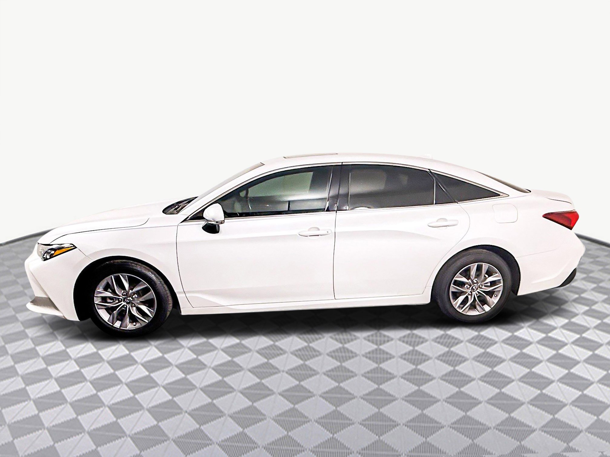 Used 2019 Toyota Avalon XLE w/ Moonroof Package image 6