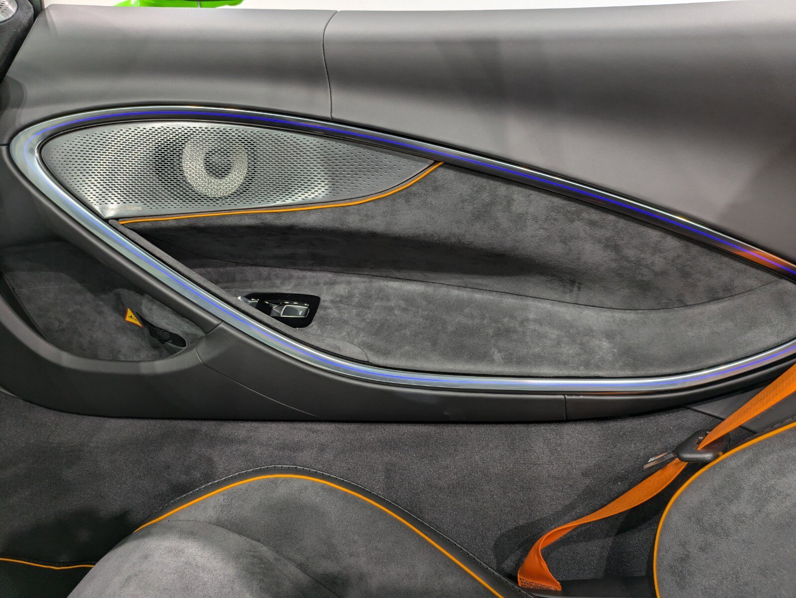 Used 2025 McLaren Artura Spider image 17