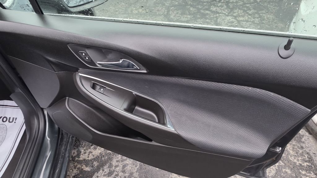 Used 2018 Chevrolet Cruze LT FWD image 17