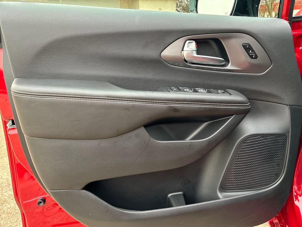 New 2026 Chrysler Pacifica Select AWD/4WD image 11