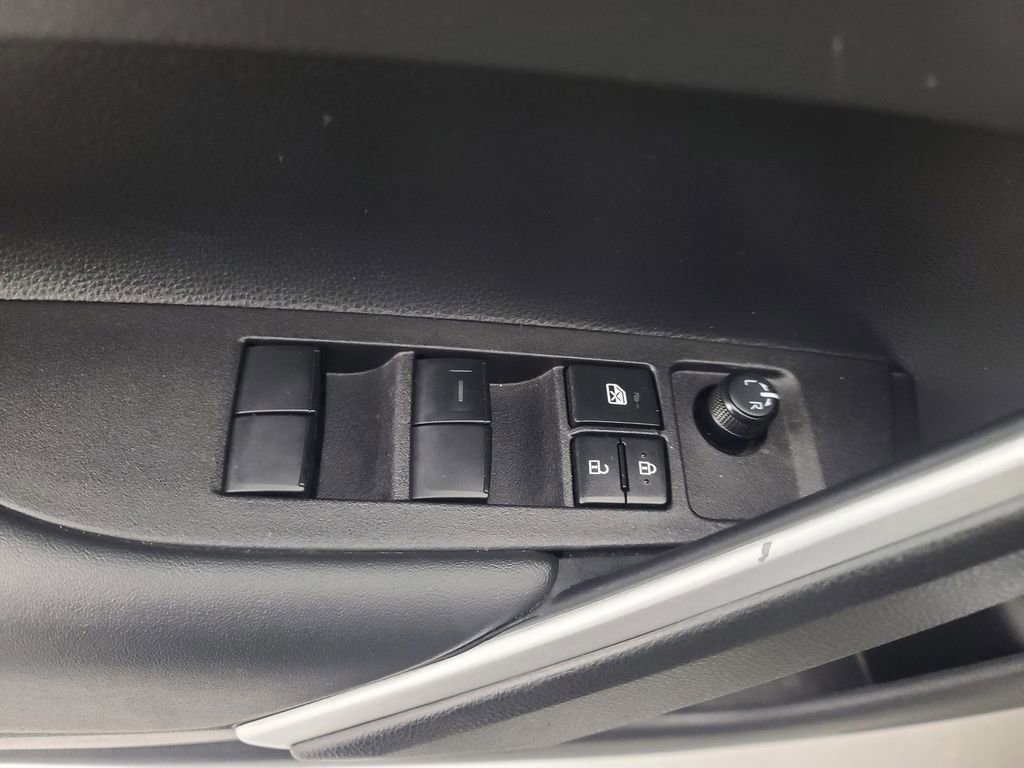 Used 2025 Toyota Corolla Cross LE image 23