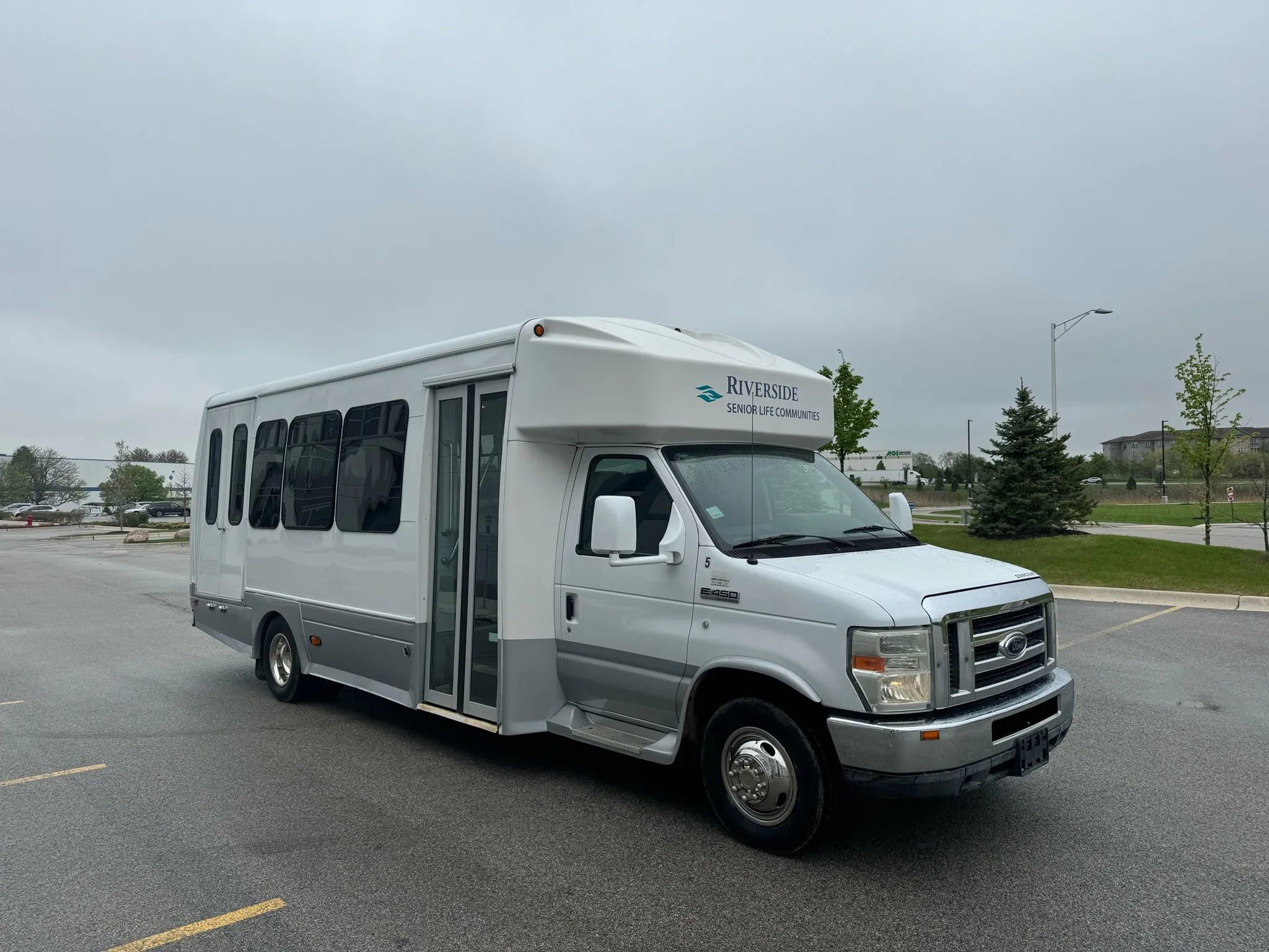 Used 2011 Ford E-450 and Econoline 450 Super Duty w/ Shuttle Bus Prep Pkg image 3