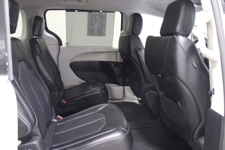 Used 2024 Chrysler Pacifica Touring-L image 31