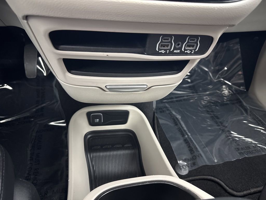 Used 2023 Chrysler Pacifica Touring-L FWD image 23