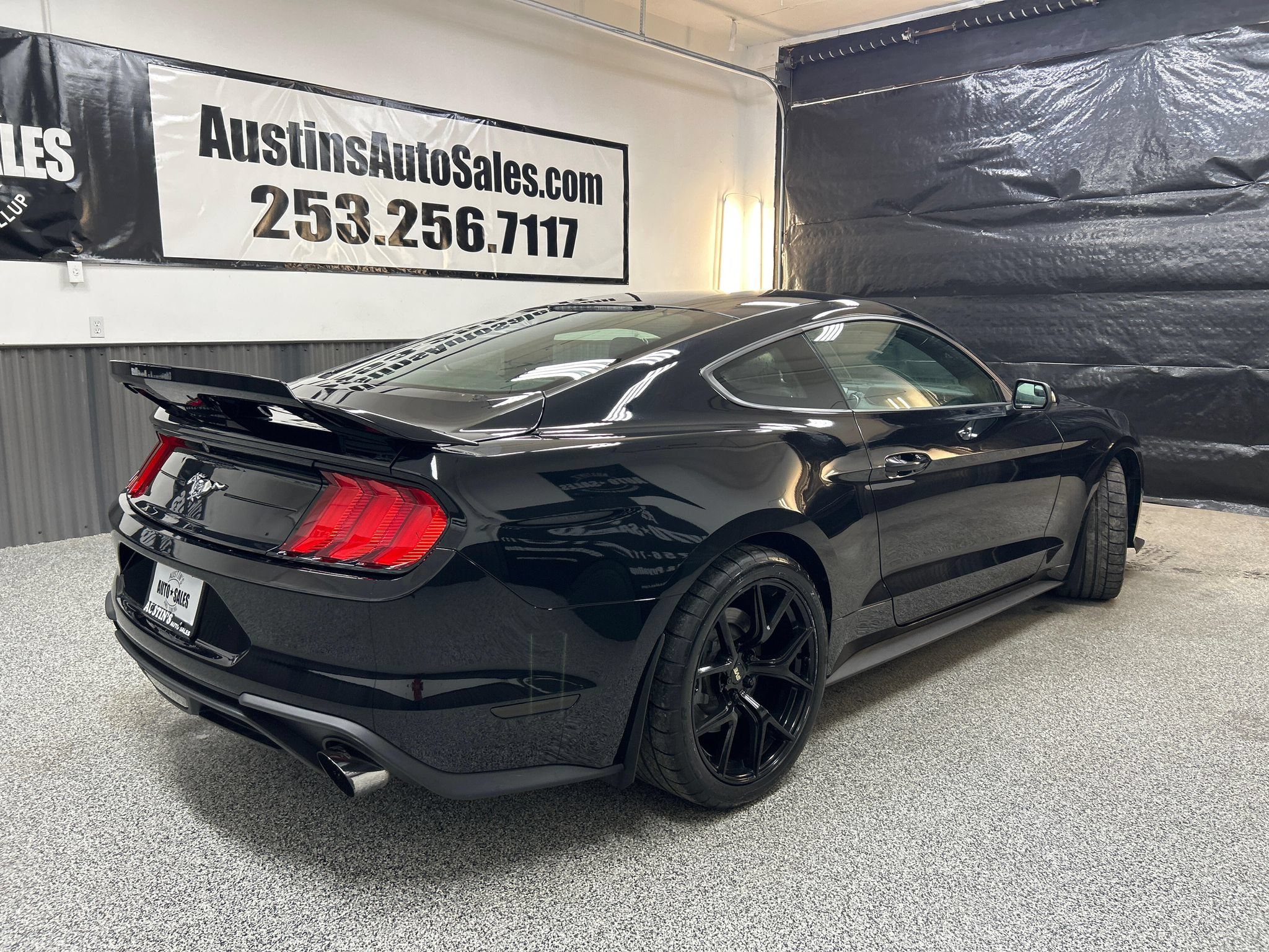 Used 2018 Ford Mustang Coupe RWD image 6