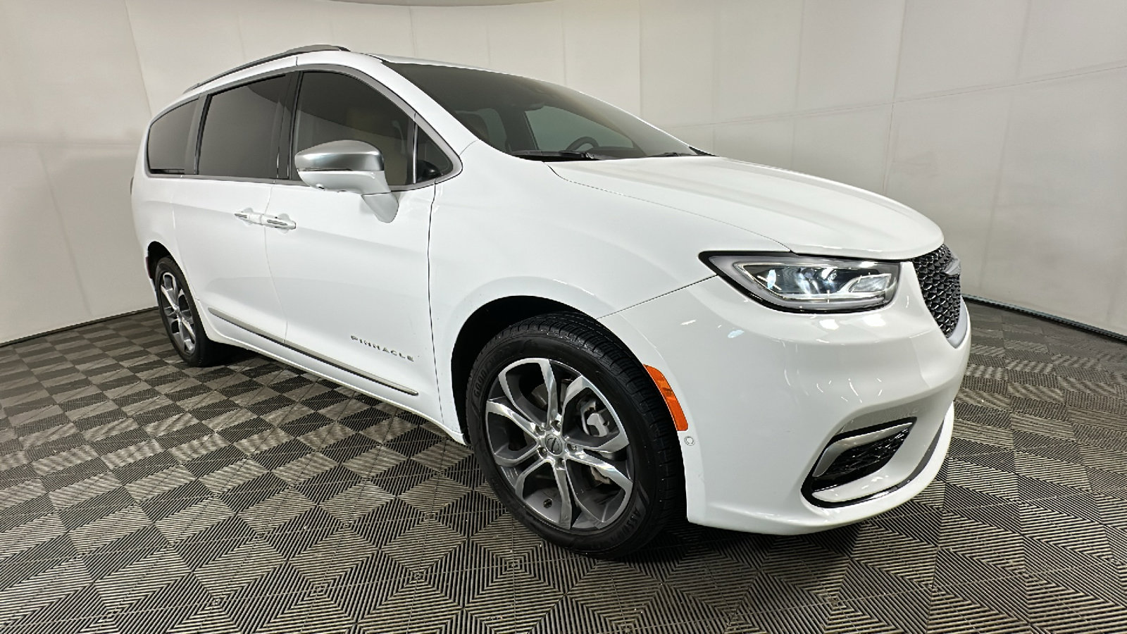 Used 2022 Chrysler Pacifica Pinnacle AWD/4WD image 2