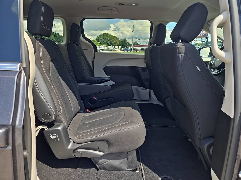 Used 2023 Chrysler Voyager LX FWD image 18