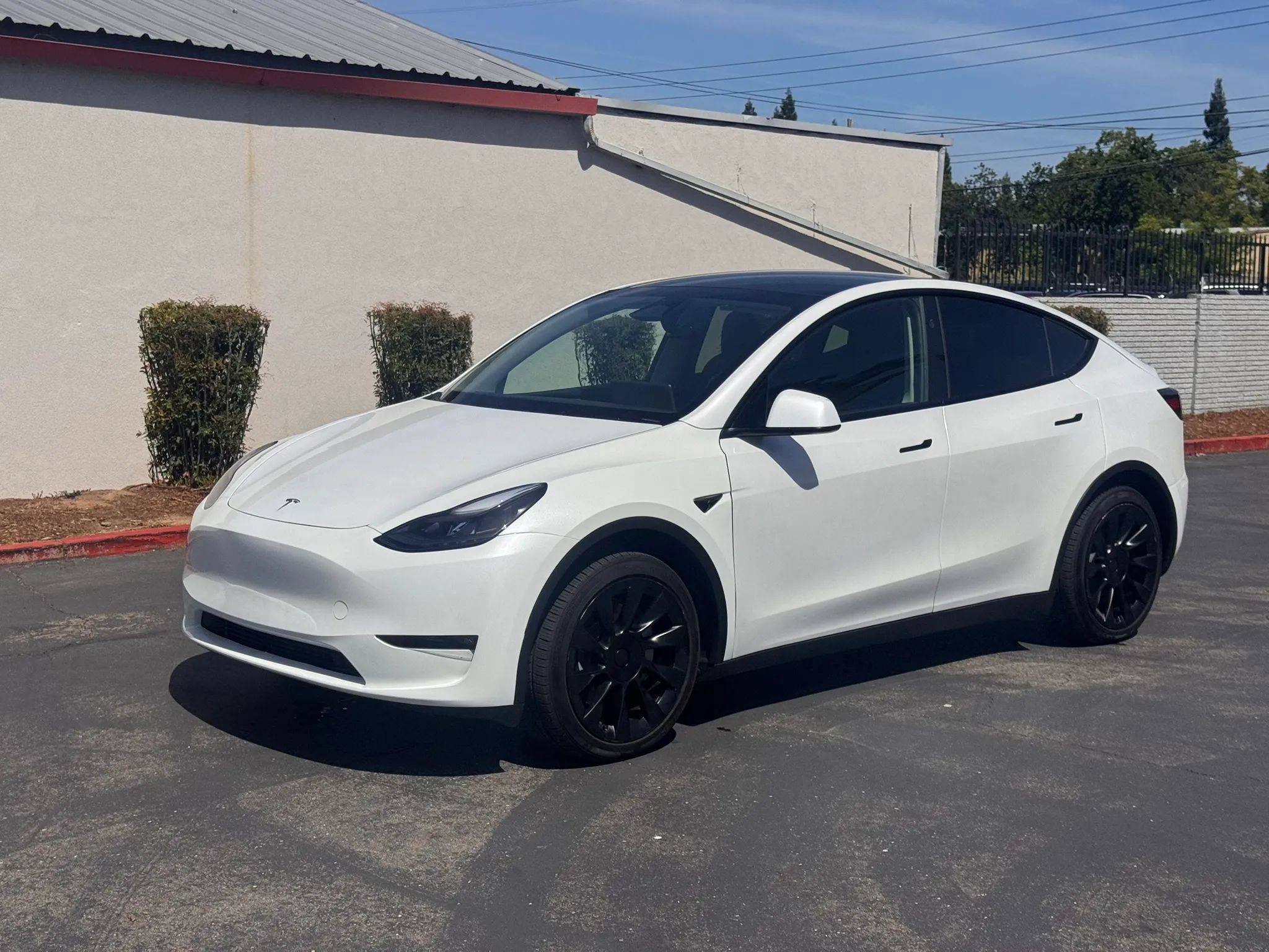 Used 2024 Tesla Model Y Long Range AWD/4WD image 2