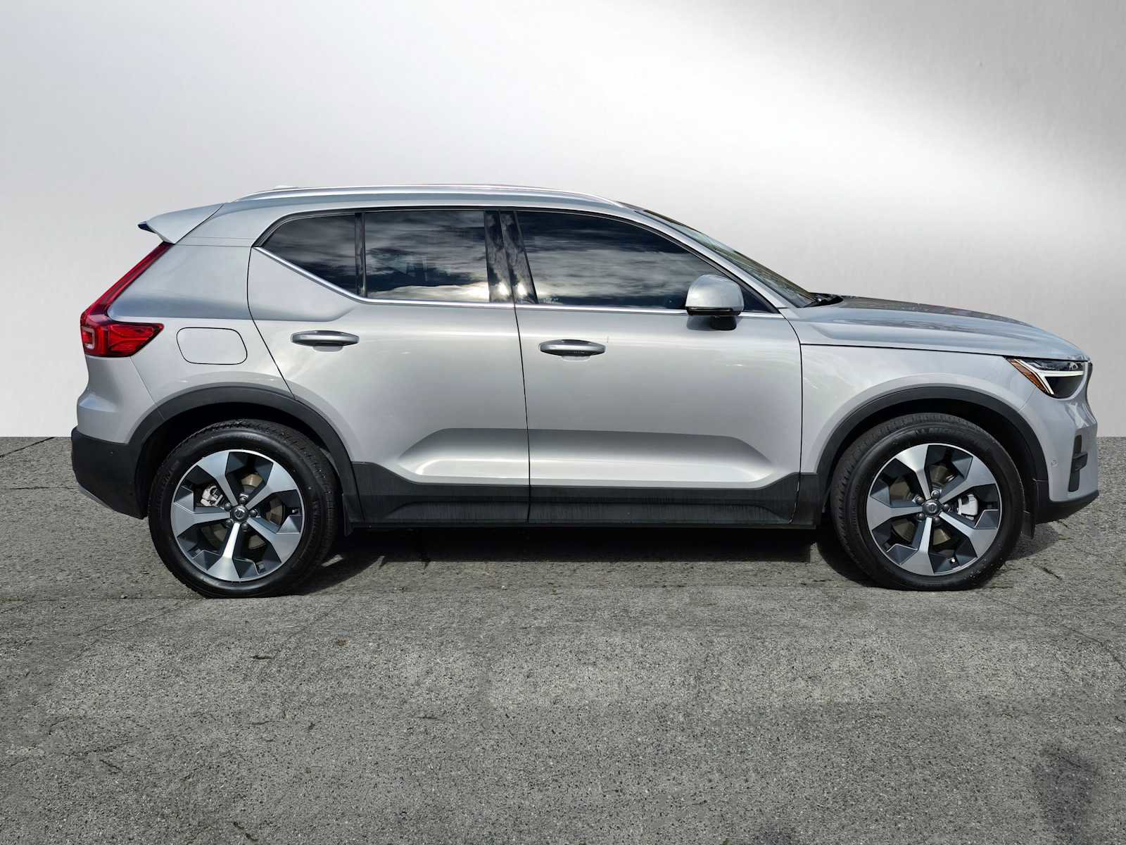 Certified 2023 Volvo XC40 B5 Plus w/ Protection Package Premier image 2