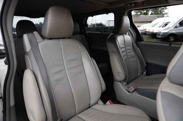 Used 2014 Toyota Sienna Limited w/ Limited Premium Package AWD/4WD image 18
