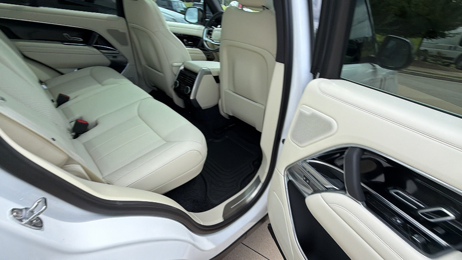 Used 2025 Land Rover Range Rover SE AWD/4WD image 21