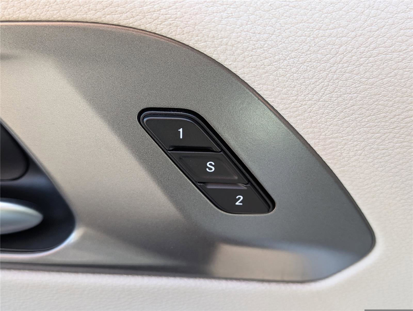 Used 2024 Chrysler Pacifica Touring-L image 19