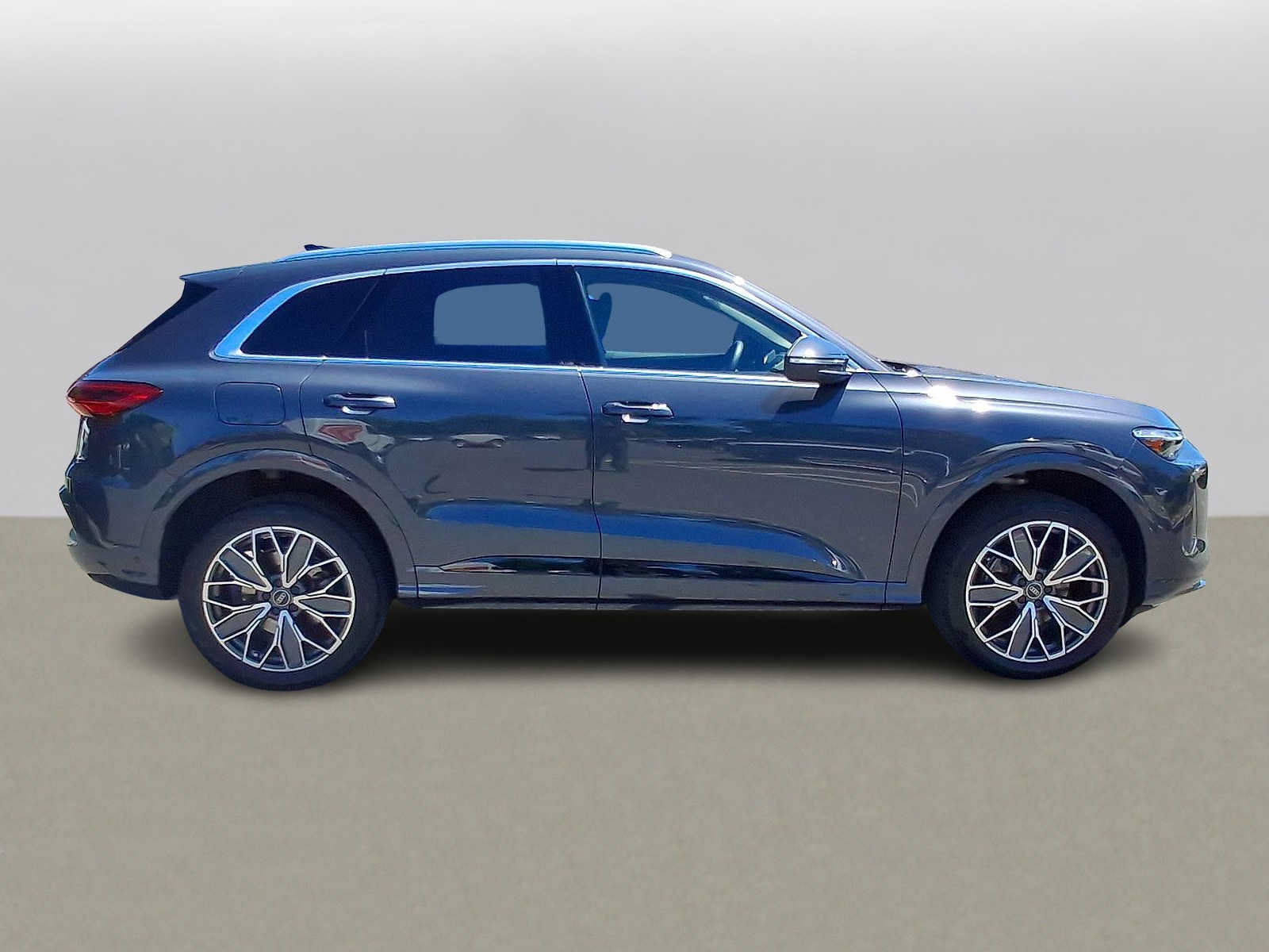 Used 2025 Audi Q5 Premium Plus w/ Premium Plus AWD/4WD image 32
