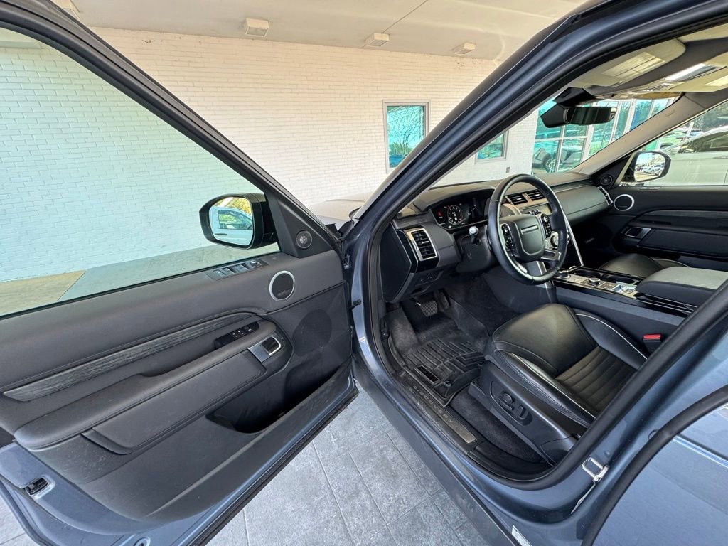 Used 2020 Land Rover Discovery HSE image 13