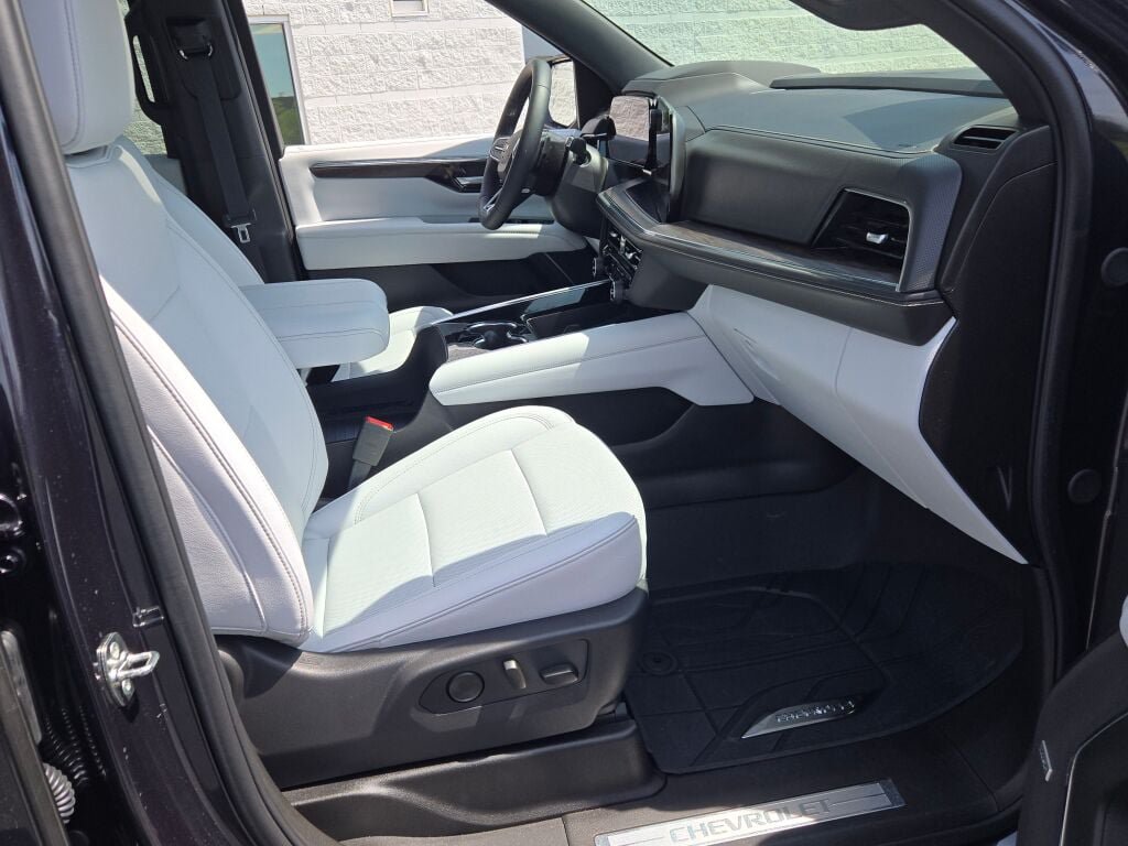 Used 2026 Chevrolet Suburban Premier AWD/4WD image 7