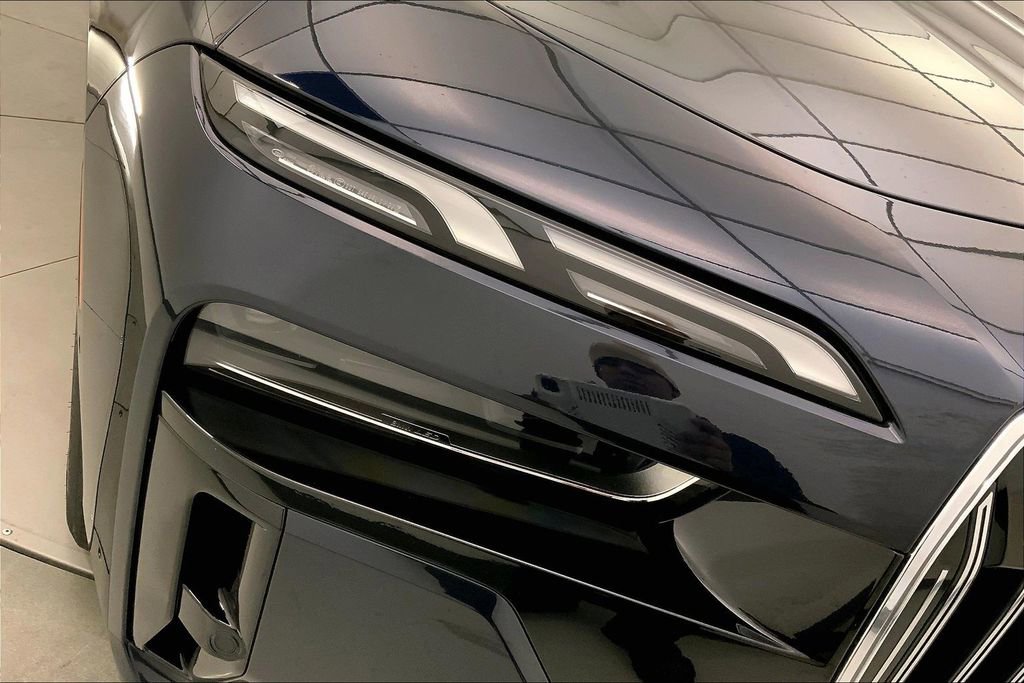 Used 2025 BMW 740i xDrive image 26