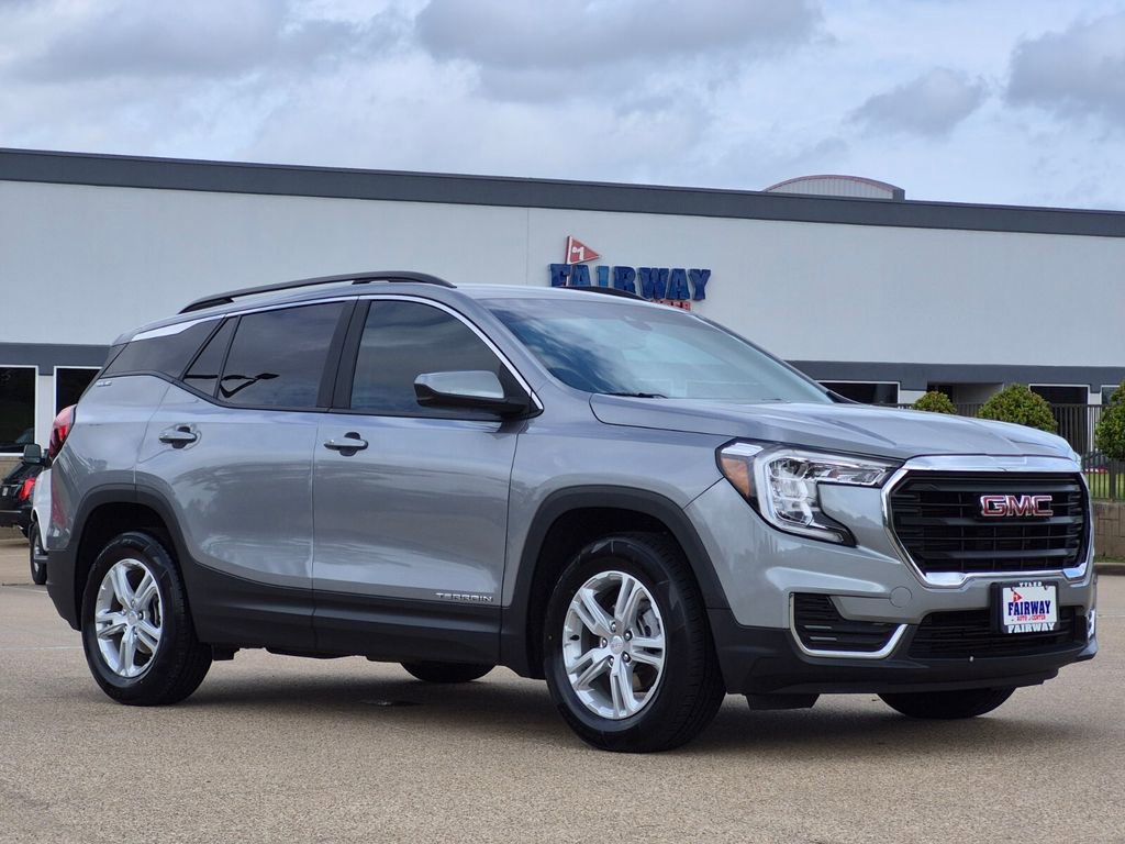 Used 2023 GMC Terrain SLE w/ Driver Convenience Package image 3