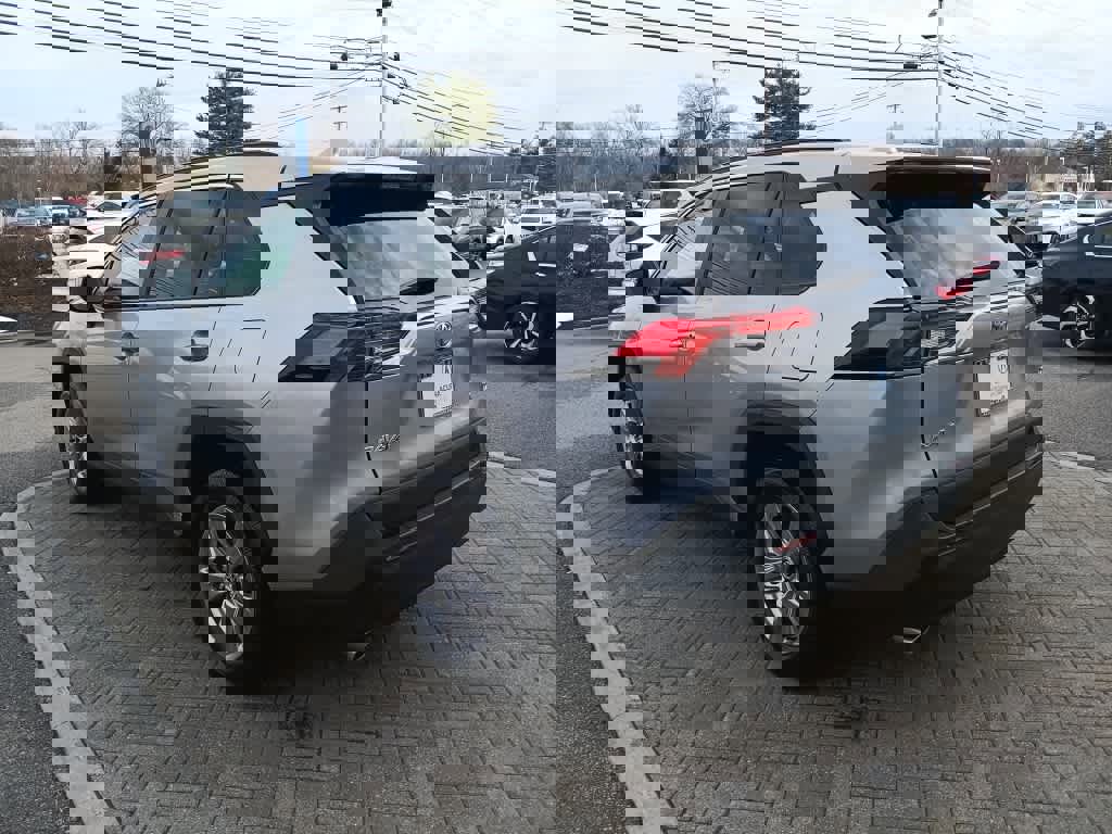 Used 2022 Toyota RAV4 XLE w/ Convenience Package image 4