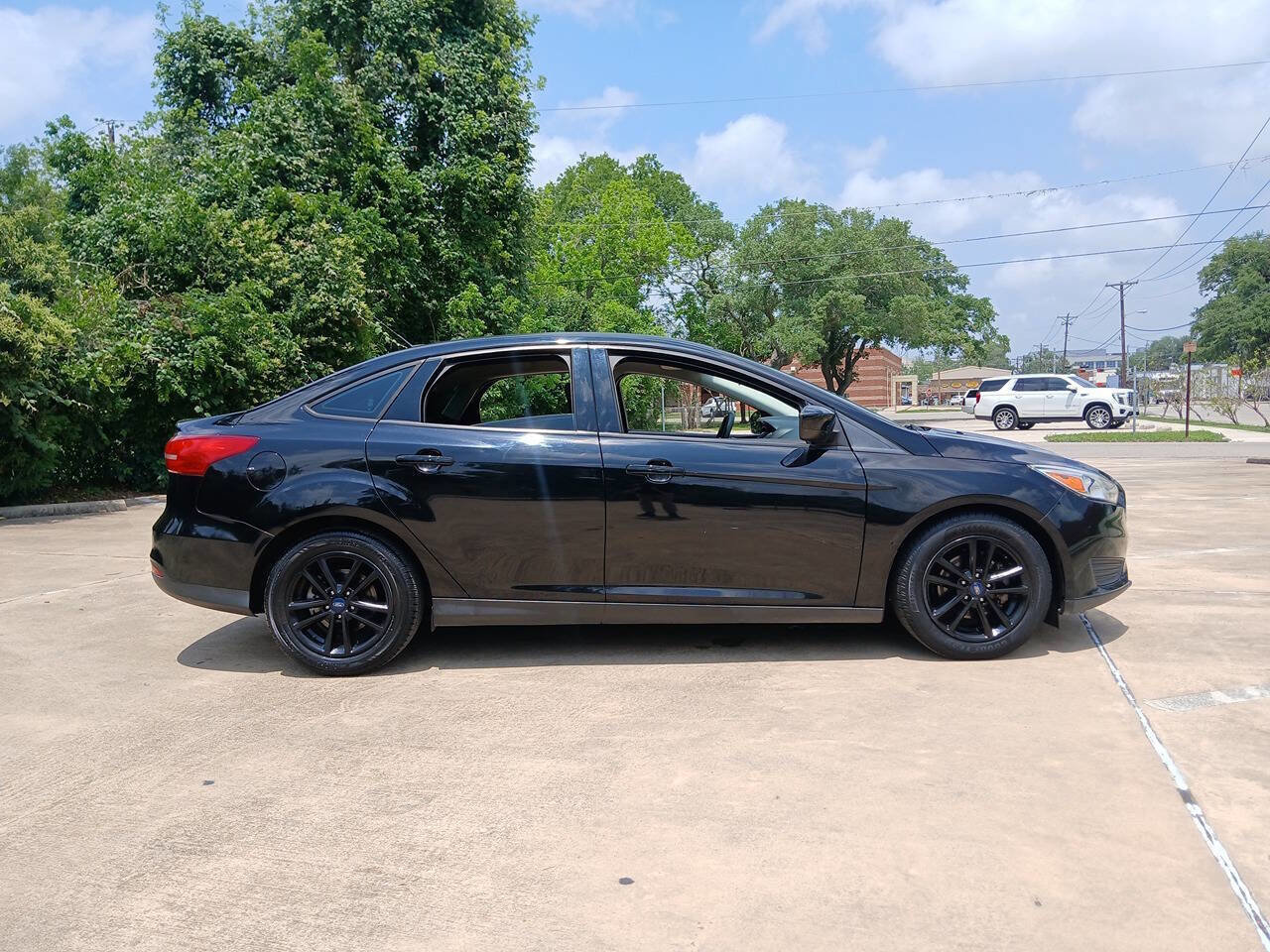 Used 2018 Ford Focus SE FWD image 3