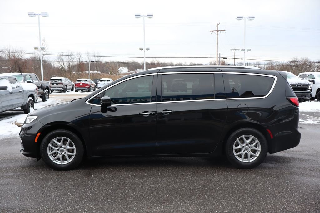 Used 2021 Chrysler Pacifica Touring-L w/ Uconnect Theater Family Group image 29