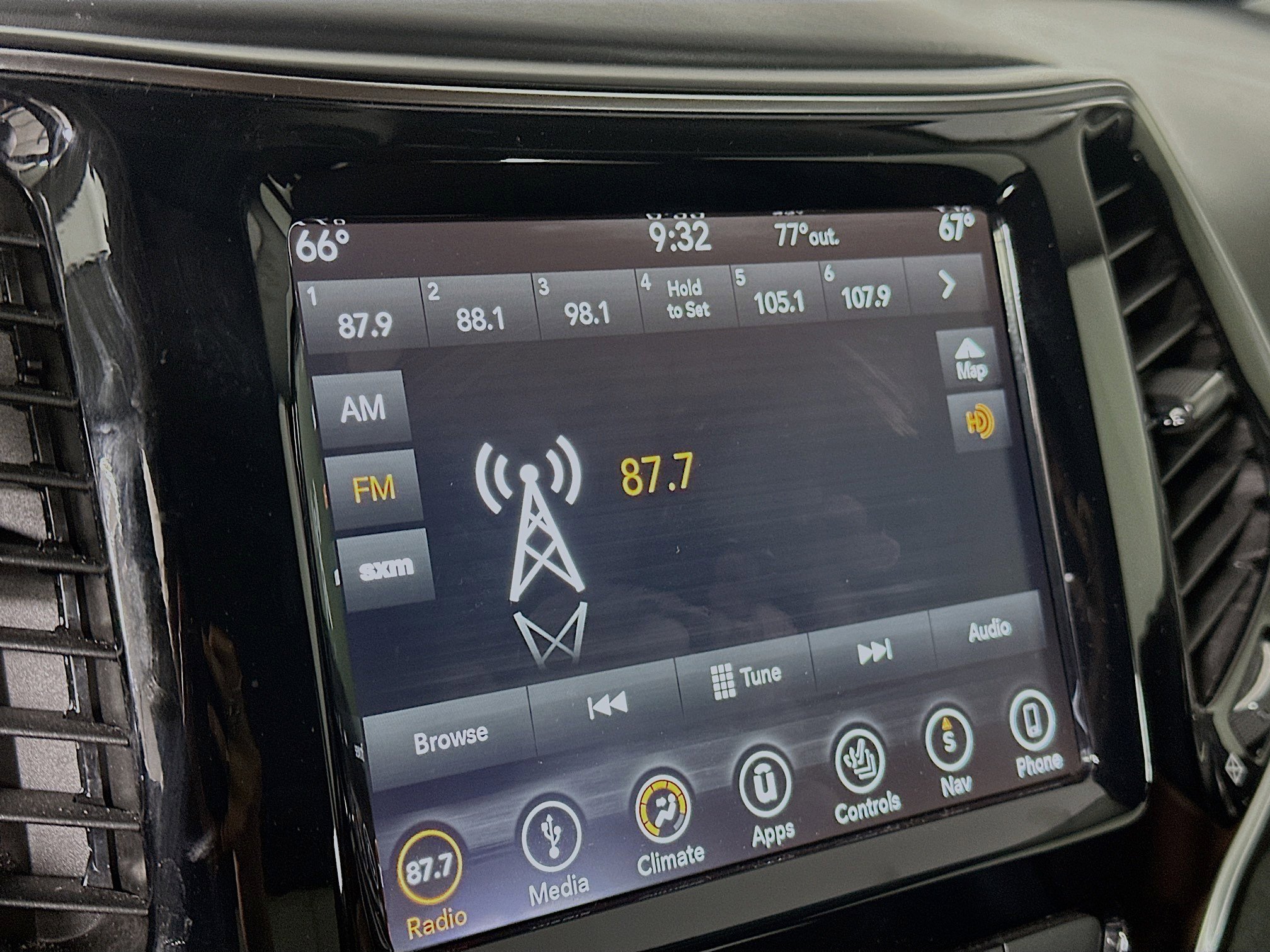 Used 2019 Jeep Cherokee Overland w/ Technology Group AWD/4WD image 19