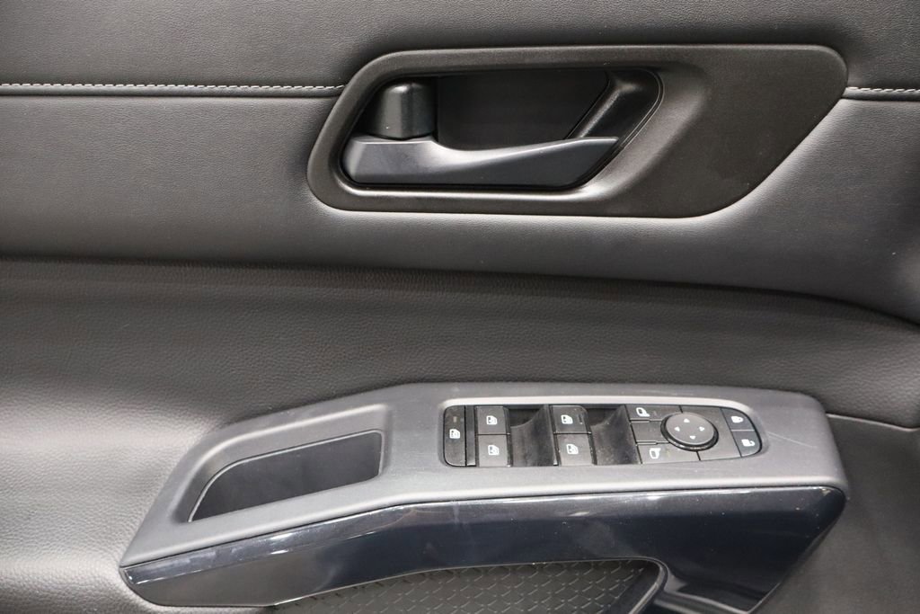 Used 2024 Nissan Pathfinder SV image 18