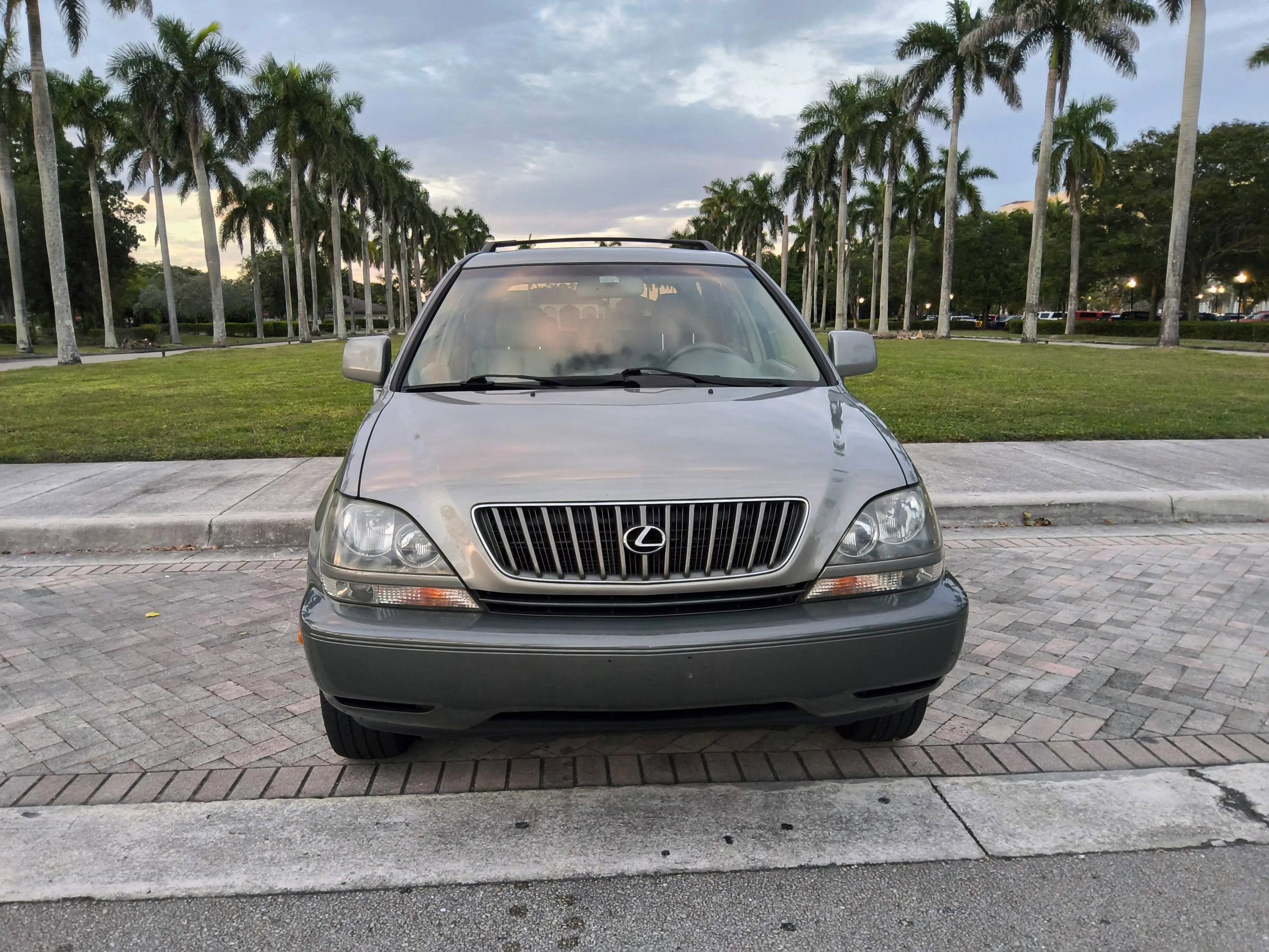 Used 2000 Lexus RX 300 4WD w/ Premium Pkg image 3