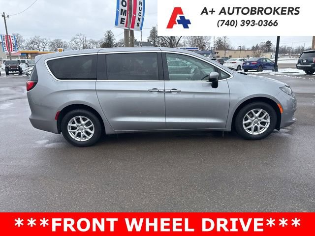 Used 2017 Chrysler Pacifica Touring image 2