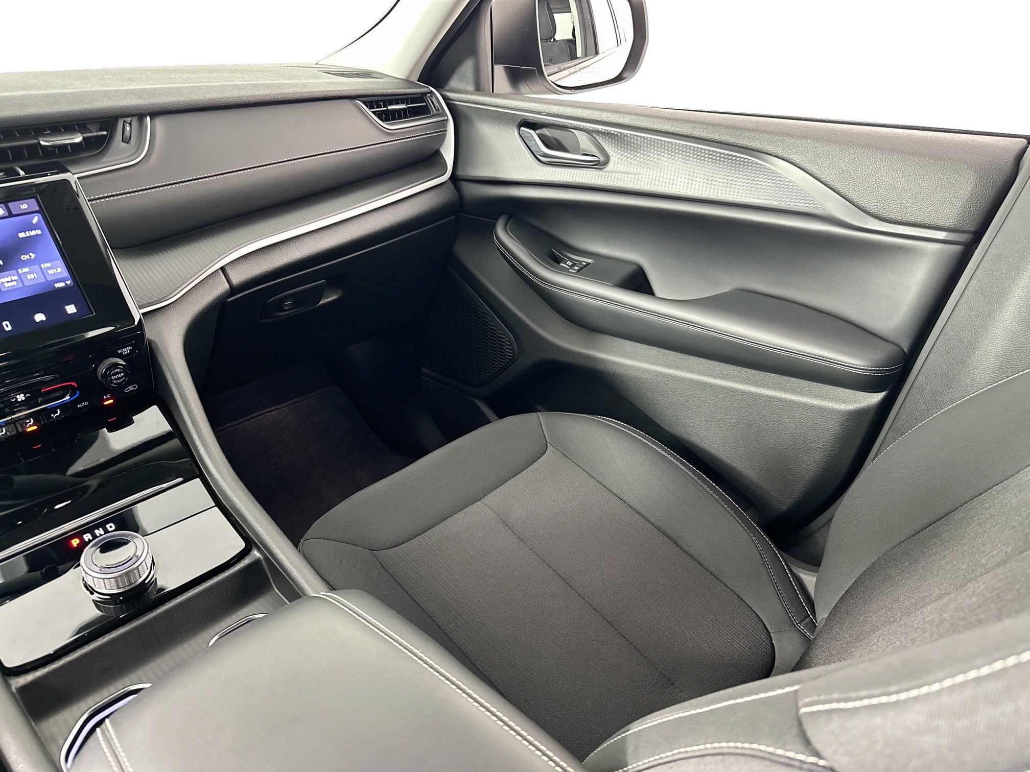 Used 2024 Jeep Grand Cherokee Laredo X image 22