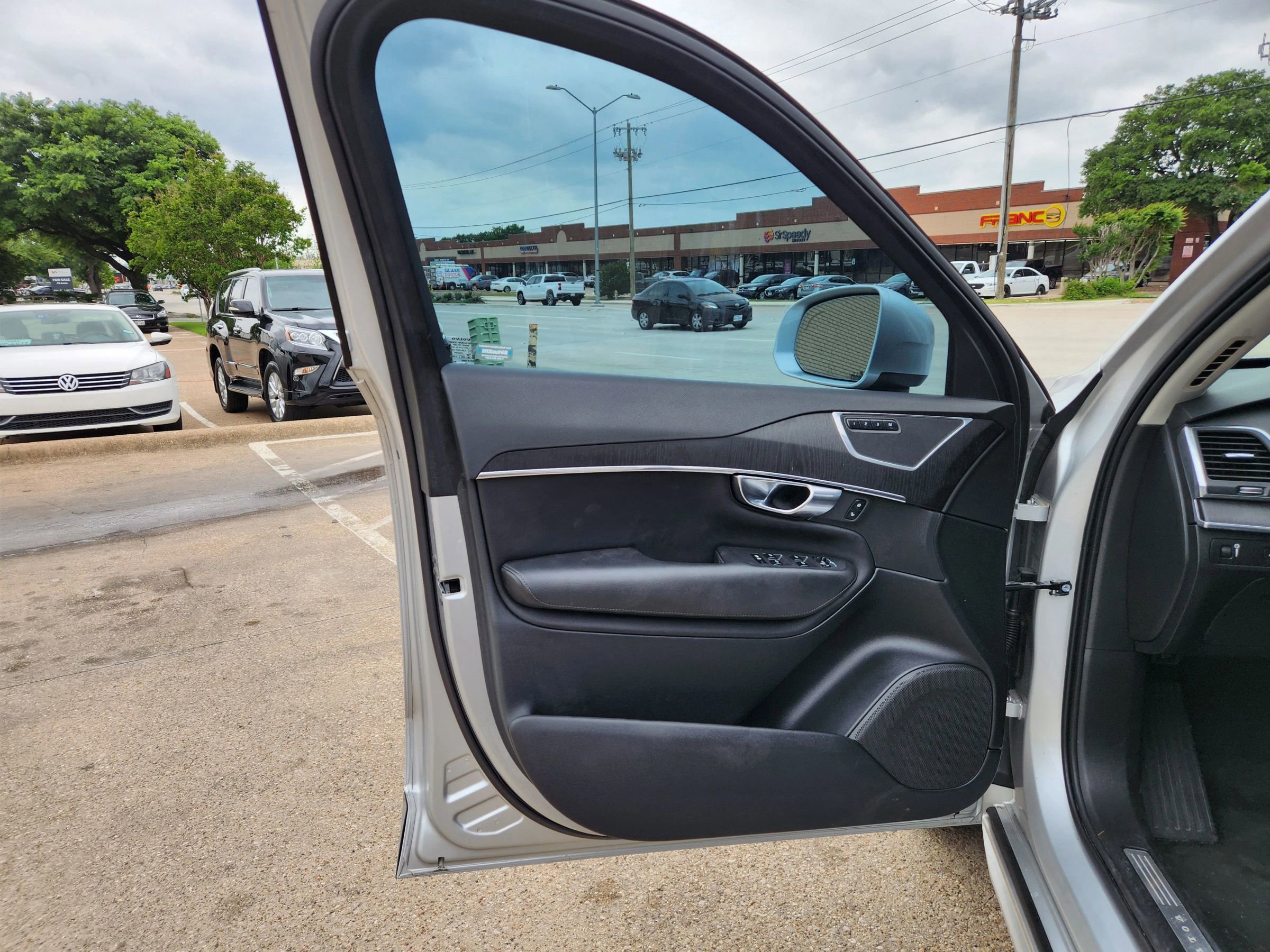 Used 2020 Volvo XC90 T5 Momentum w/ Protection Package Premier image 9