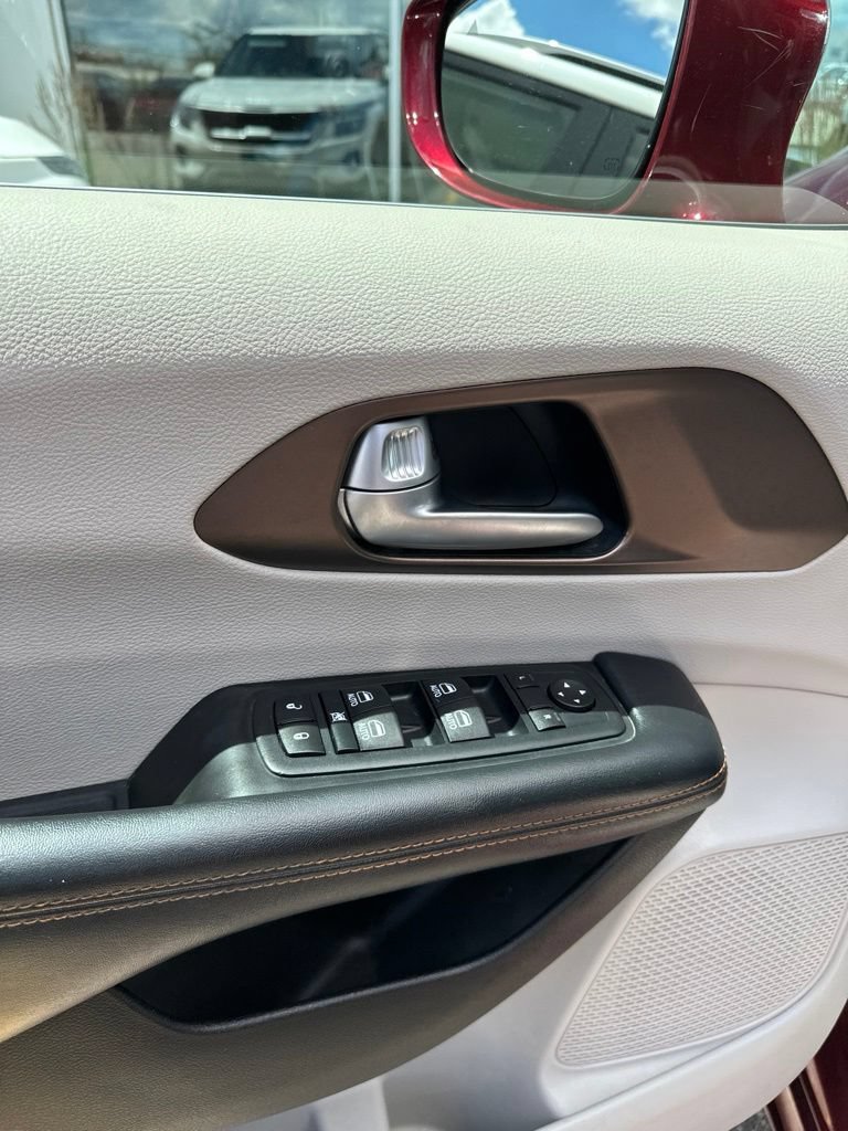 Used 2017 Chrysler Pacifica Touring-L Plus FWD image 8