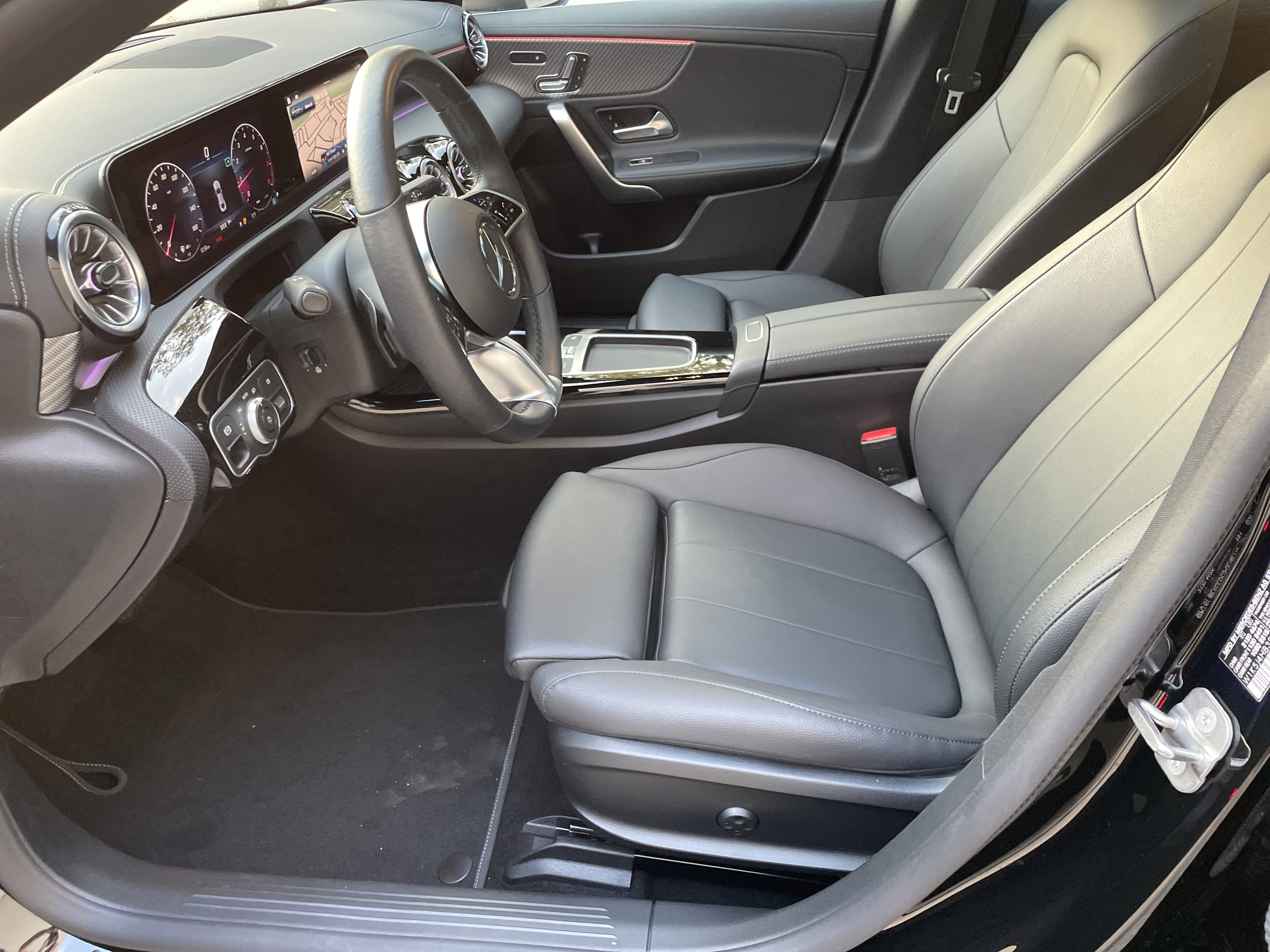 Used 2025 Mercedes-Benz CLA 250 4MATIC w/ Exclusive Package image 18