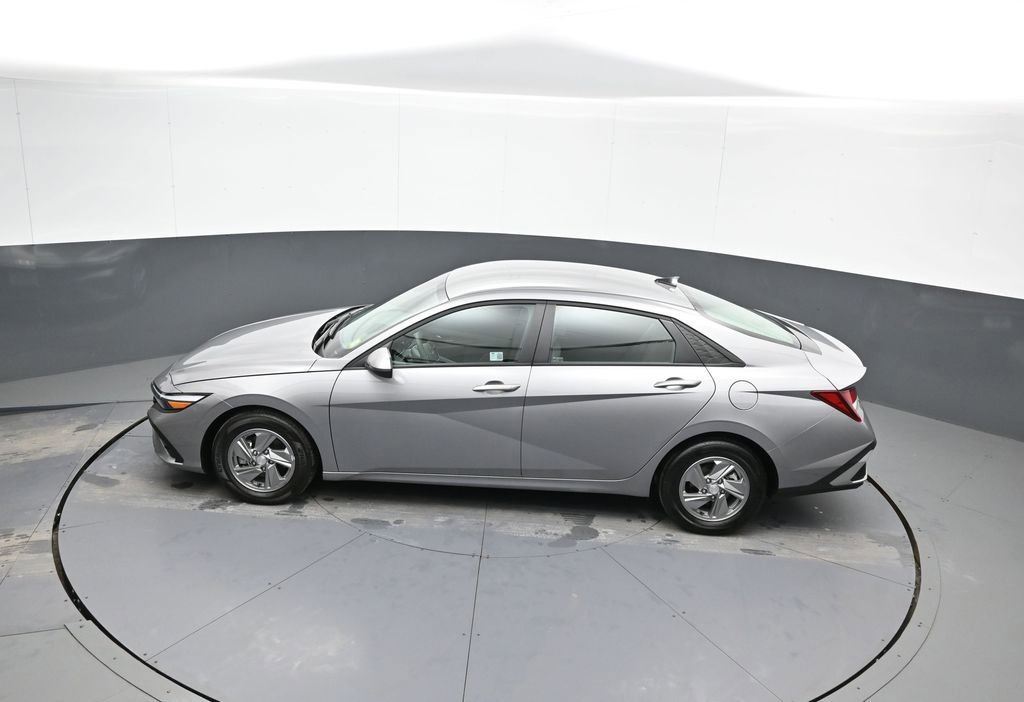 Certified 2025 Hyundai Elantra SE image 40
