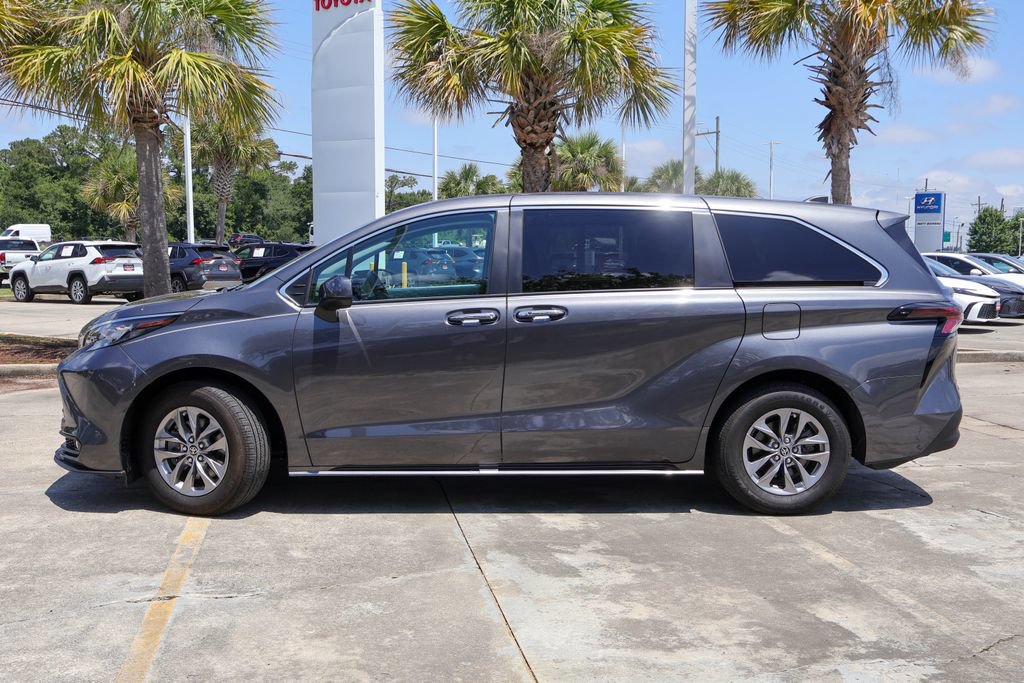 Used 2025 Toyota Sienna XLE FWD image 26