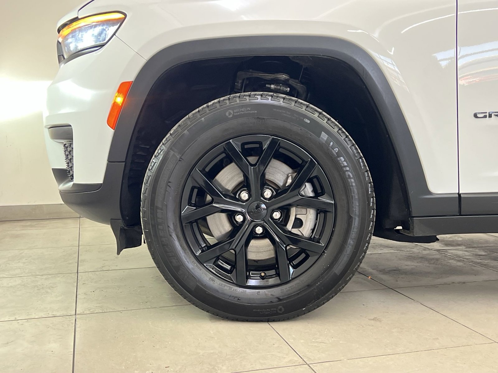 Used 2024 Jeep Grand Cherokee L Laredo image 10