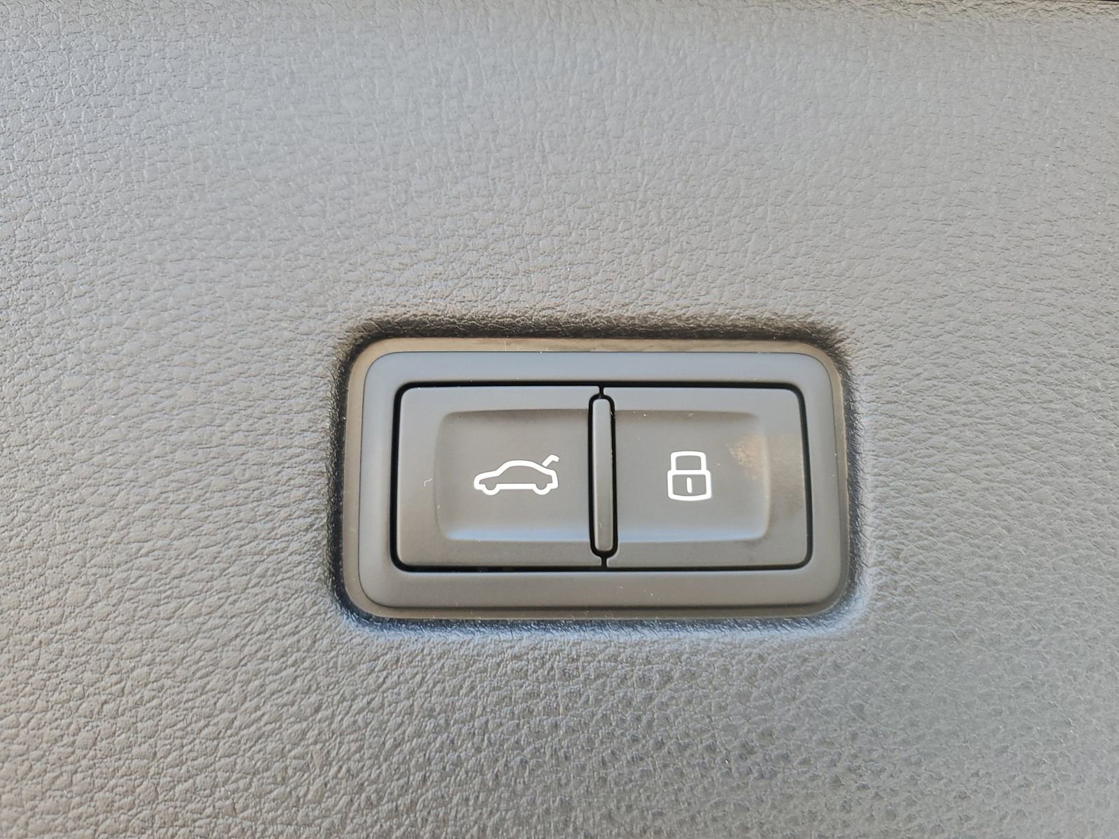 Used 2025 Audi Q8 Premium w/ Black Optic Package image 9