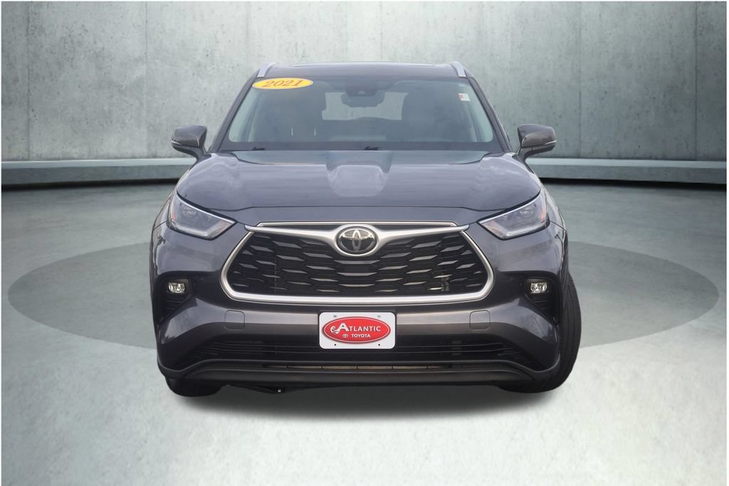 Used 2021 Toyota Highlander XLE AWD/4WD image 2