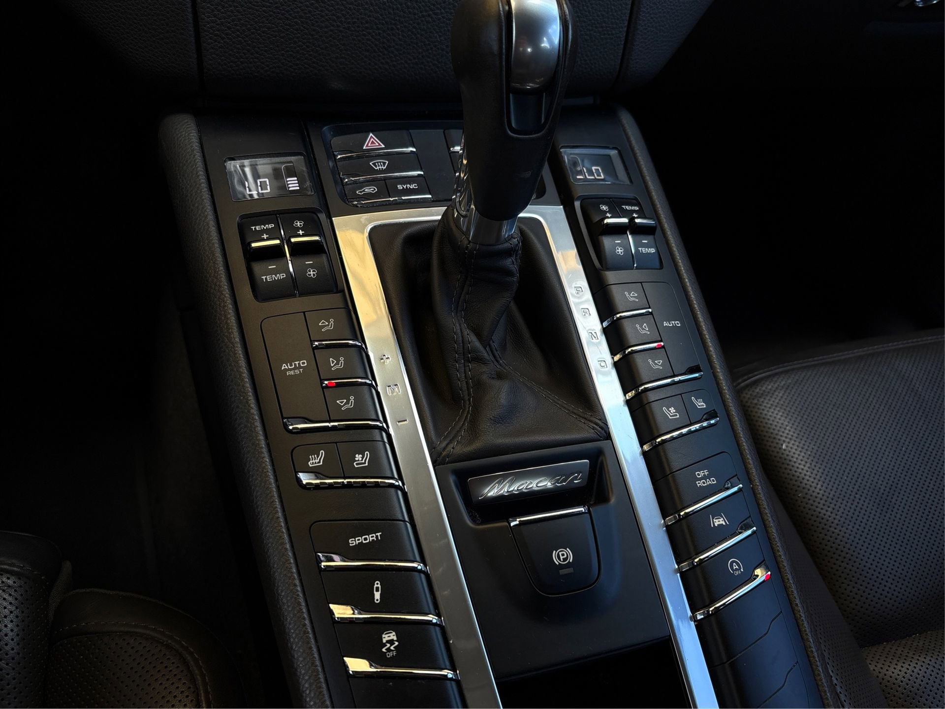 Used 2018 Porsche Macan w/ Premium Package Plus image 25