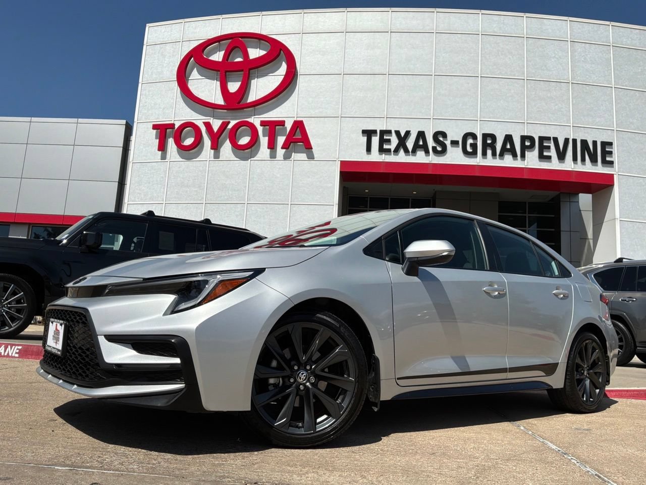 Used 2026 Toyota Corolla SE FWD image 2