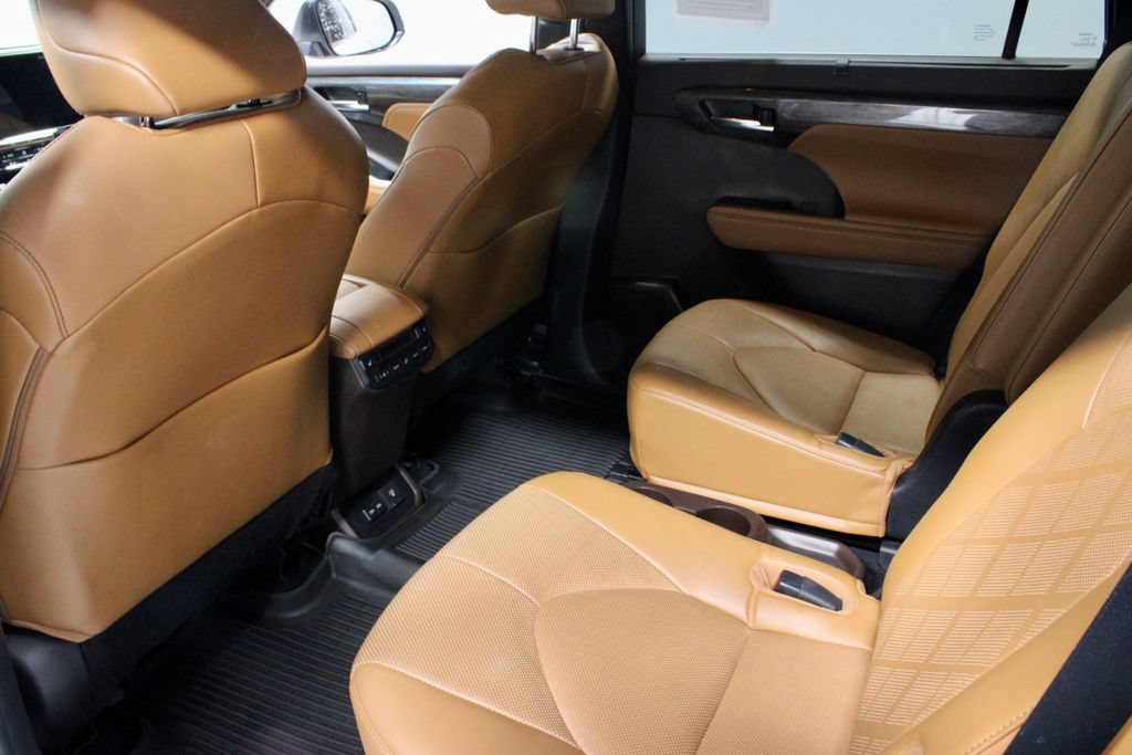Used 2022 Toyota Highlander Platinum AWD/4WD image 19