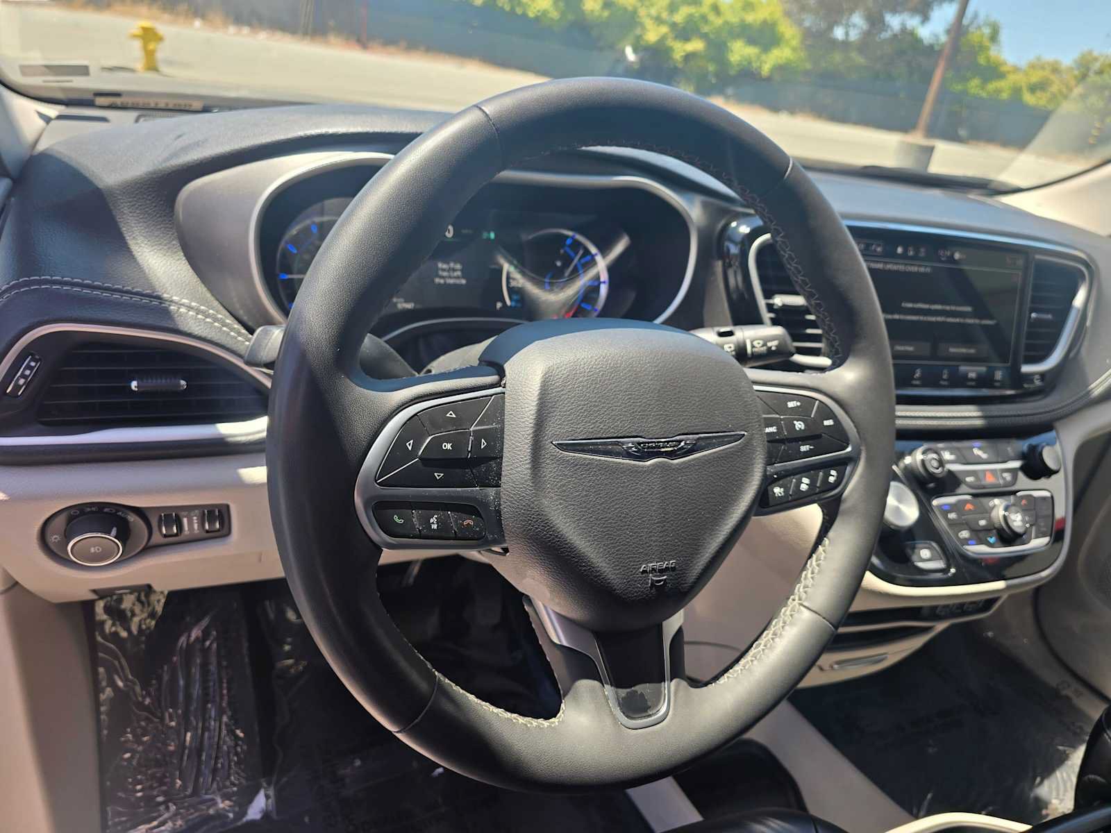 Used 2023 Chrysler Pacifica Touring-L FWD image 24